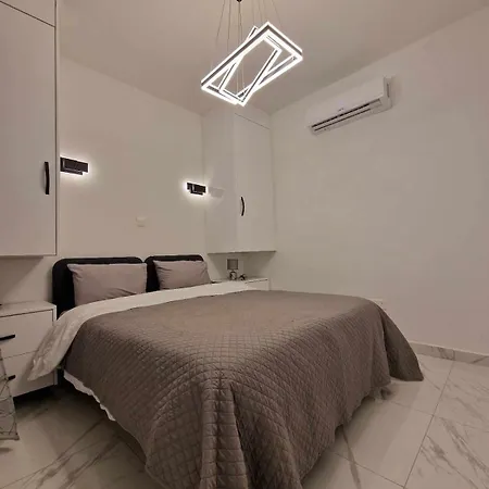 Apartment 3 Modern Close To The Beach!