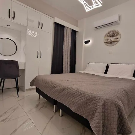 3 Modern Close To The Beach!