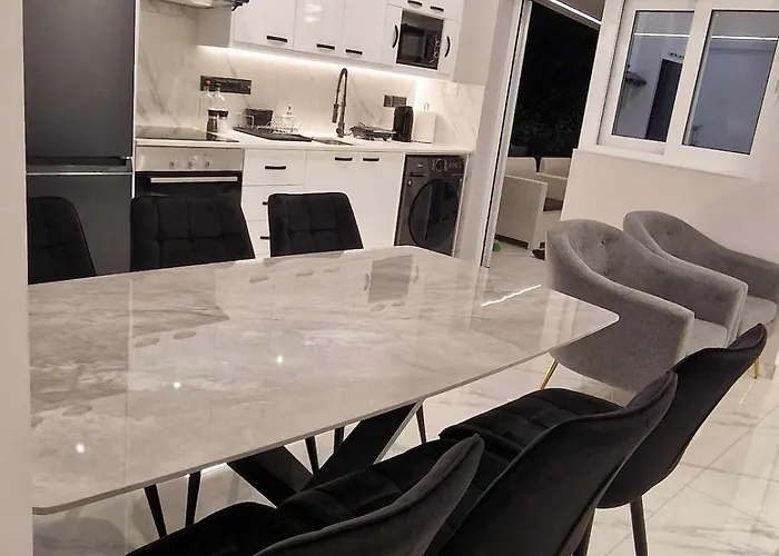 3 Modern Close To The Beach! Апартаменты *