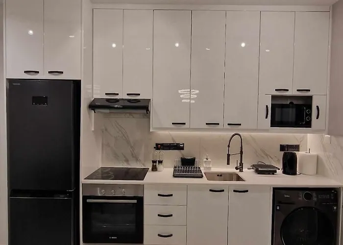 3 Modern Close To The Beach! *